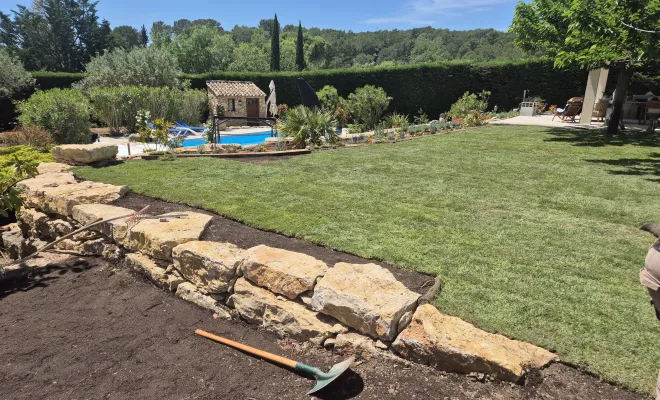 Création d'une pelouse en gazon en plaques dans une propriété à Lorgues, Lorgues, FITO Élagage